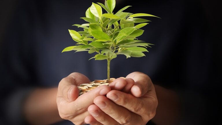 تصدَّق... فالملائكة تدعو لك